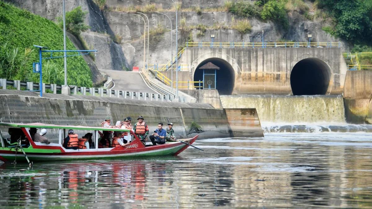 pembersihan sampah di kawasan jembatan bbs