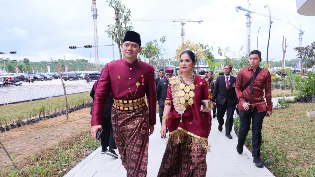 Hadir pada Upacara Penurunan Bendera Negara Sang Merah Putih, Menteri AHY Gunakan Baju Adat Daerah Sulawesi Se