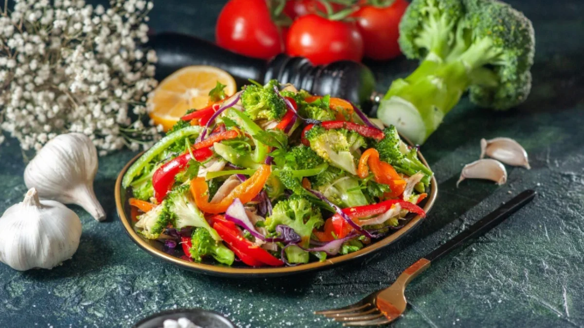 Salad Sayur Simpel, Hidangan Segar dan Sehat untuk Setiap Hari(Freepik)