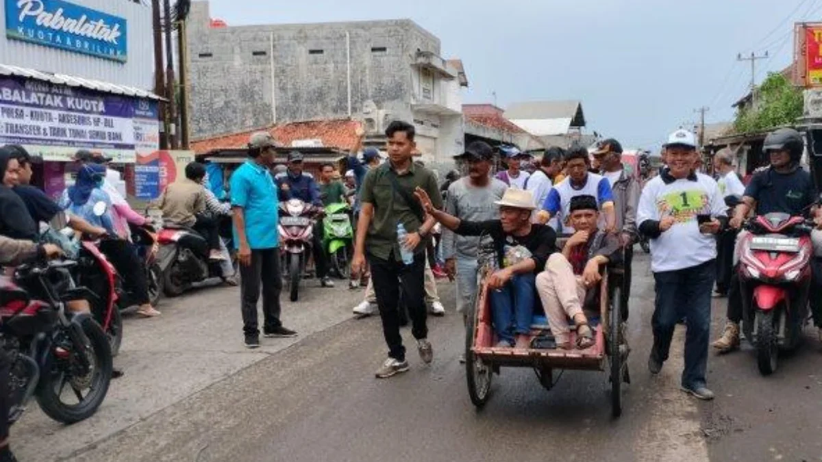 Cabup Subang Ruhimat dan Pelawak Oni SOS Sapa Warga Sambil Naik Becak Keliling 