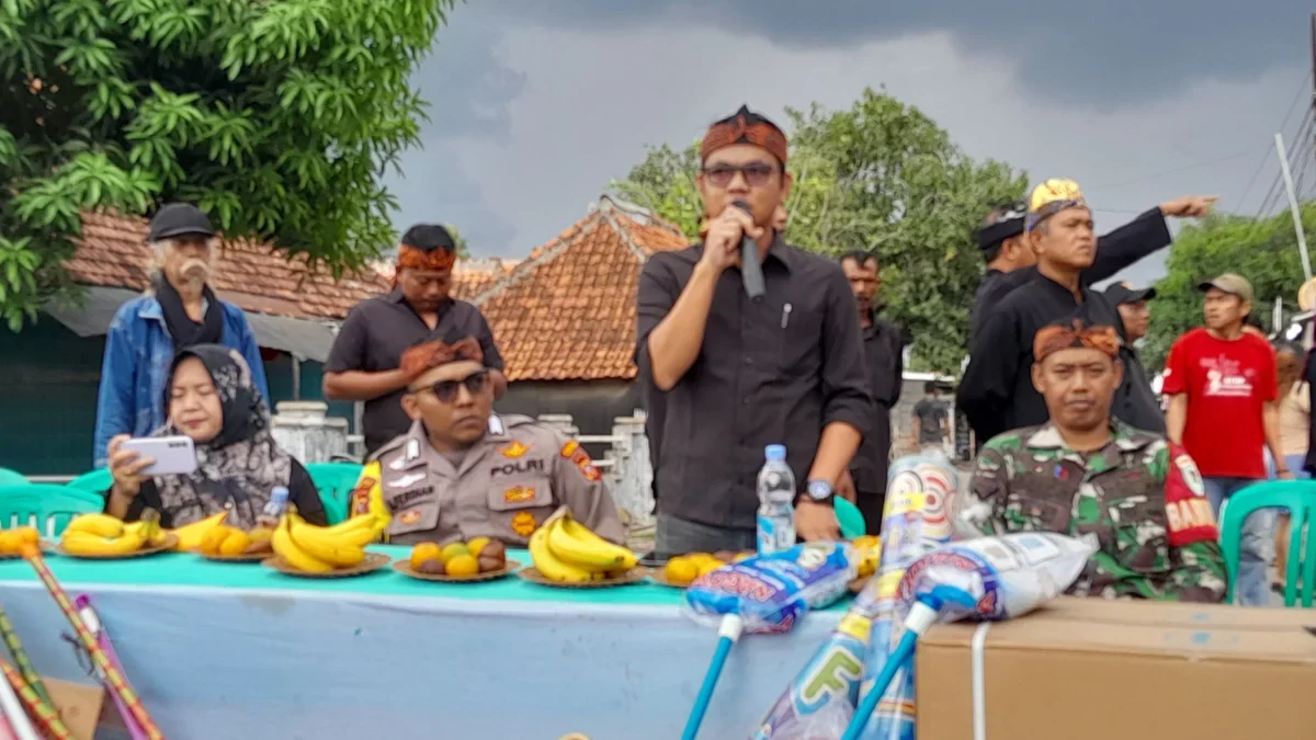 Tradisi Ruwat Bumi begitu semarak di Desa Gempol Kecamatan Pusakanagara begitu semarak, warga tumpah ruah turu