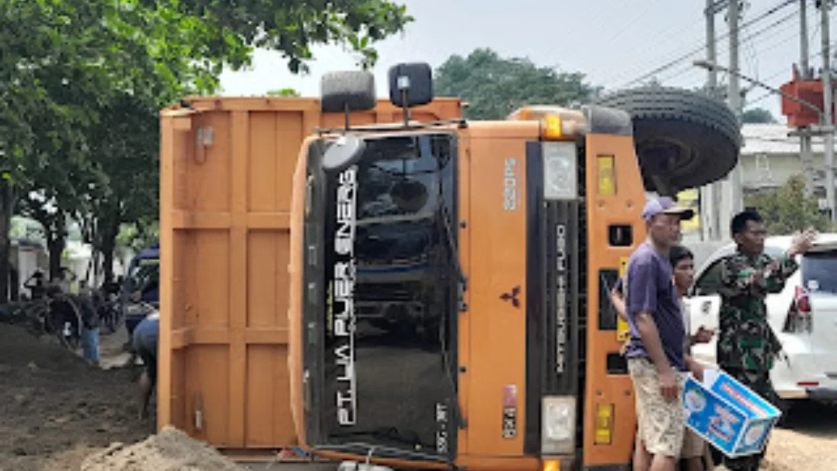 mobil proyek patiumban terguling