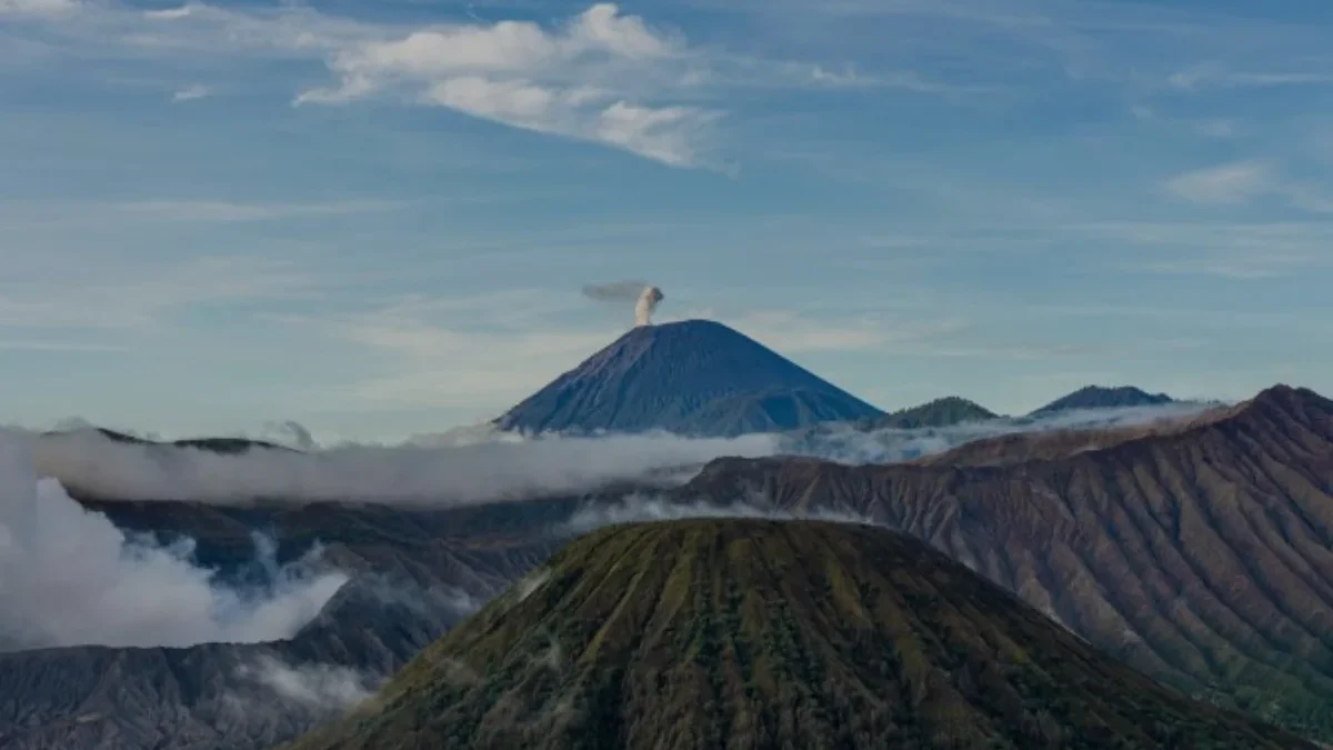 PPGA Semeru: Empat Erupsi, Ancaman Lahar dan Awan Panas!