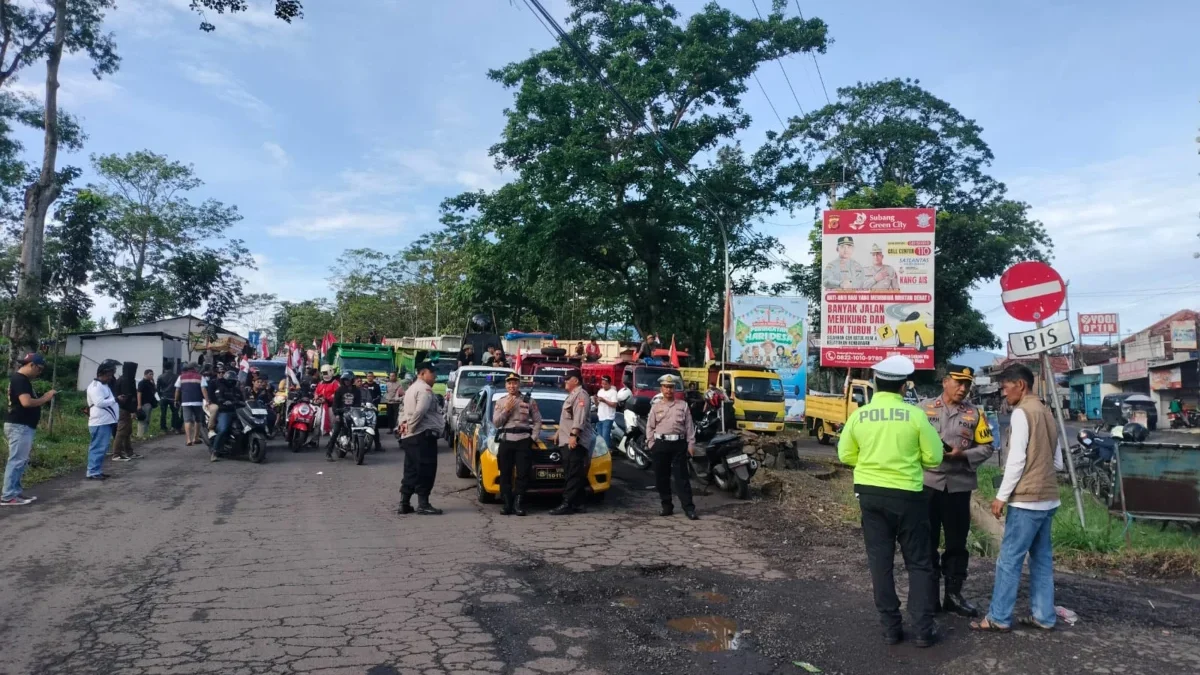 Polsek Jalancagak Melakukan Pengawalan Massa unjuk Rasa Menuju DPRD Subang