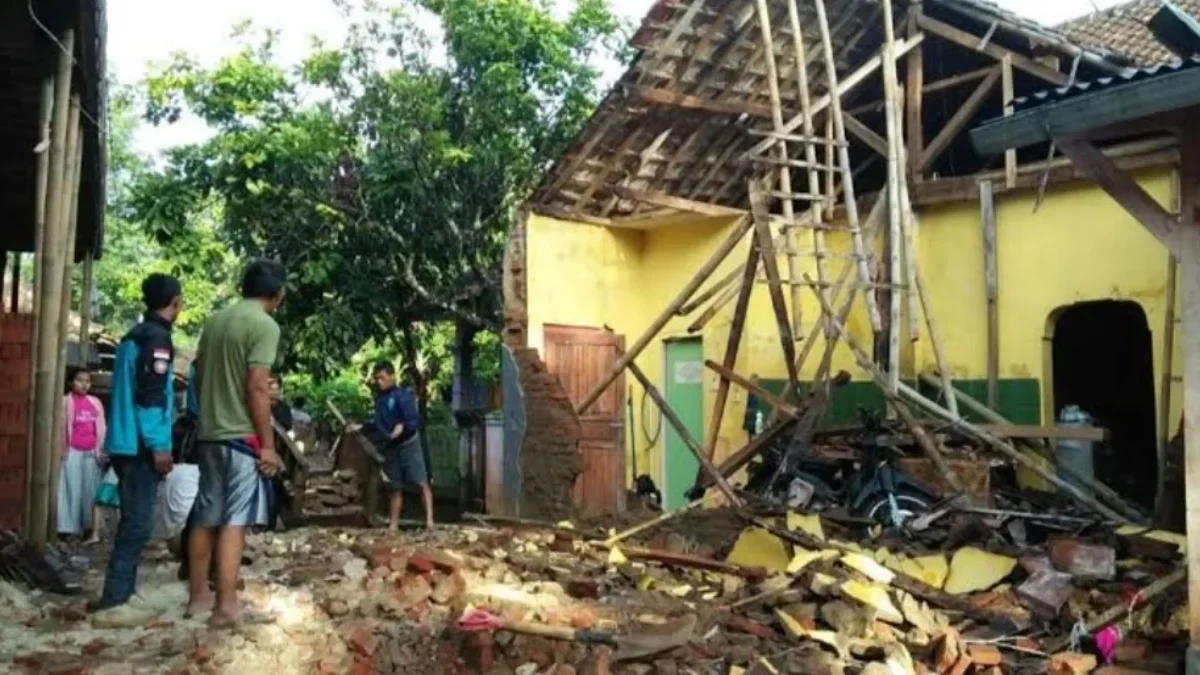 Bencana Angin Kencang di Pusakajaya! 30 Rumah Rusak, 2 Rata dengan Tanah