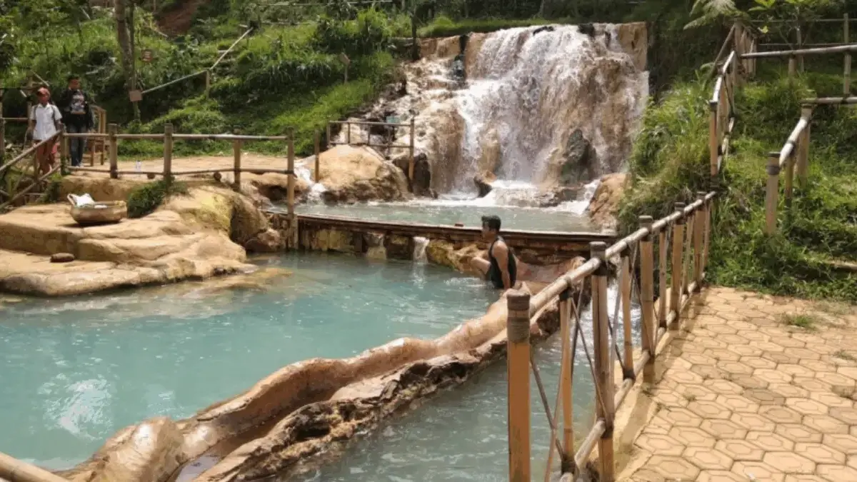 4 Tempat Wisata Air Panas dekat Lembang, Wajib Masuk List Liburanmu!