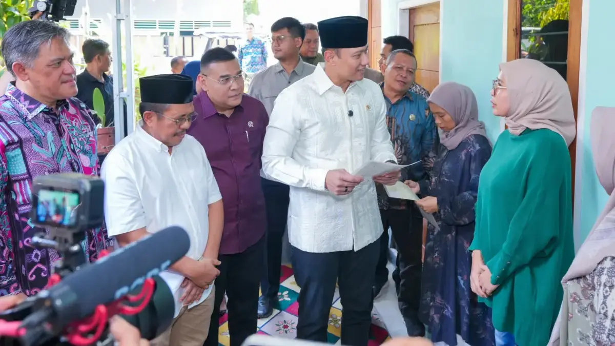 Wamen Ossy Serahkan Sertipikat Tanah di Lombok Barat