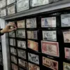Penjual uang kuno di Jakarta. Foto: Pradita Utama