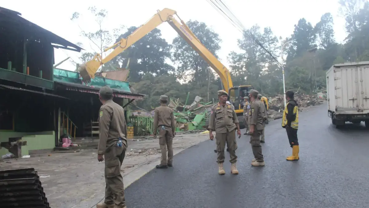 Penertiban warung pedagang di kawasan Ciater