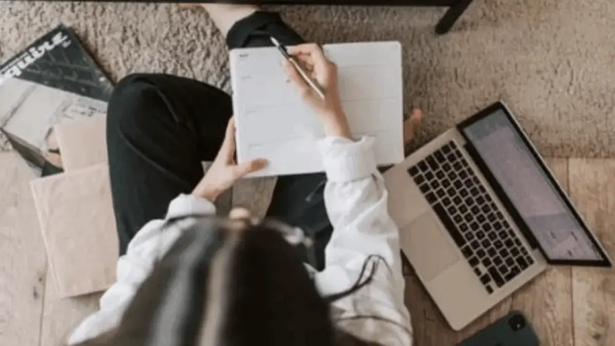 5 Pekerjaan yang Cocok untuk Hobi Menulis: Saatnya Ubah Passion jadi Profesi! Pekerjaan yang Cocok untuk Hobi Menulis