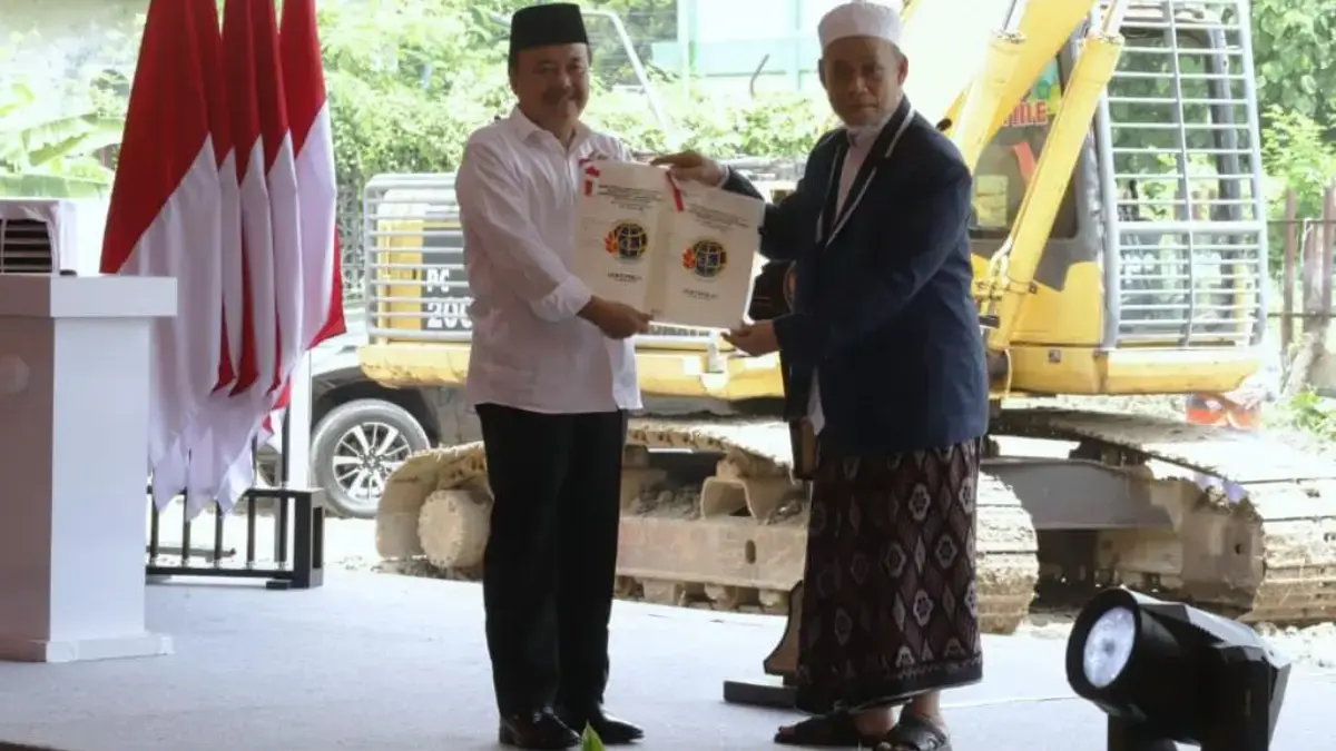 Serahkan Sertipikat Tanah Wakaf, Dirjen PPTR Kementerian ATR/BPN: Agar Pembangunan Pesantren Al-Khoziny Berjal