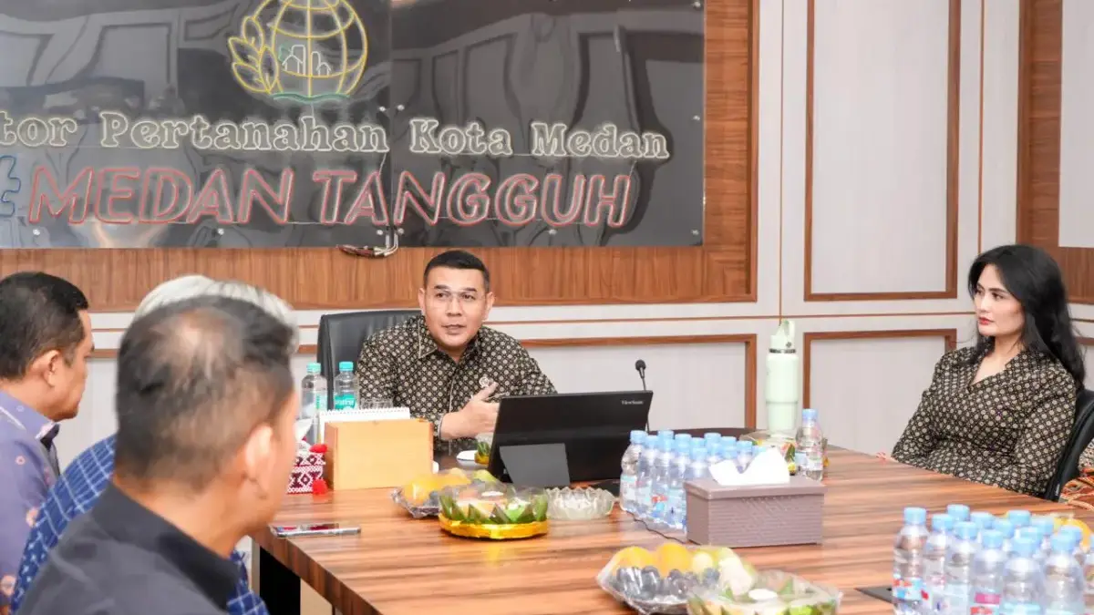Kunjungi Dua Kantah di Sumut, Wamen Ossy Monitoring Kesiapan WBBM hingga Serahkan Sertipikat kepada Masyarakat Kunjungi Dua Kantah di Sumut, Wamen Ossy Monitoring Kesiapan WBBM hingga Serahkan Sertipikat kepada Masyarakat
