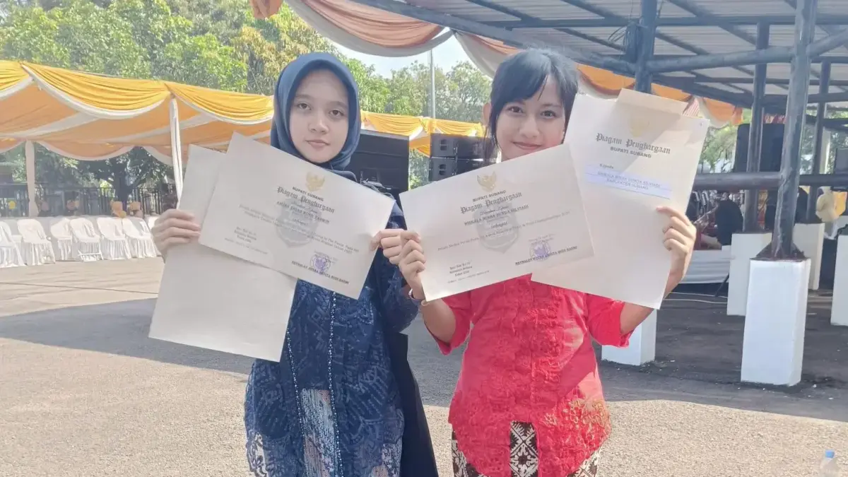 Dua Siswi SMPN 1 Subang Ukir Prestasi Internasional, Terima Penghargaan di HUT Kabupaten Subang siswi SMPN 1 Subang