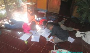 Tahun Ajaran Baru di Garut, Belajar Mengajar Luring Dilakukan dengan Kelompok Kecil di Rumah Siswa