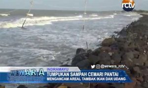 Tumpukan Sampah Cemari Pantai Indramayu