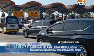 Ribuan Kendaraan Mengalir di Gerbang Tol Cipali