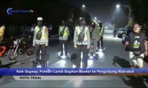 Naik Segway, Polwan Cantik Bagikan Masker ke Warga