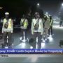 Naik Segway, Polwan Cantik Bagikan Masker ke Warga
