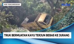 Truk Bermuatan Kayu Terjun Bebas ke Jurang di Kabupaten Pangandaran