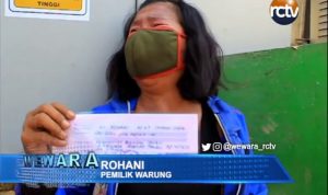 Perempuan ini Menangis, Tak Terima Warungnya Digusur