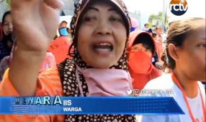 Warga Sujud di Kaki Bupati Cirebon, Bahagia Warung Remang-remang Digusur