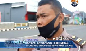 Terapkan Physical Distancing, Polres Kuningan Atur Jarak Pemotor di Lampu Merah