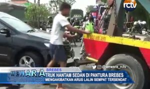 Truk Hantam Sedan di Pantura Brebes