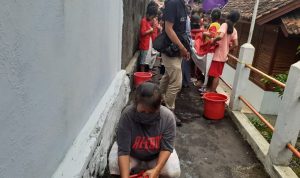 Warga di Janggala Ciamis Menjaga Tradisi Cuci Bendera Merah Putih