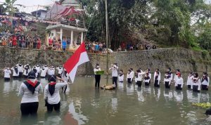 Luar Biasa, Warga Ciamis Kibarkan Bendera di Tengah Sungai Cileer