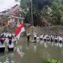 Luar Biasa, Warga Ciamis Kibarkan Bendera di Tengah Sungai Cileer