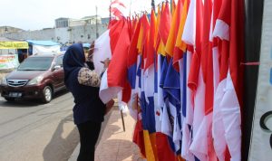 Pedagang Bendera Masih Sepi Pembeli