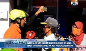 Warga Berdesakan Urus Rekening, Sekda Kota Cirebon Datang Menegur