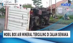 Mobil Box Air Mineral Terguling Akibat Ban Pecah