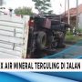 Mobil Box Air Mineral Terguling Akibat Ban Pecah
