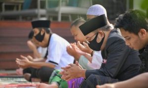 Ridwan Kamil Salat Idulfitri di Rumah Dinas