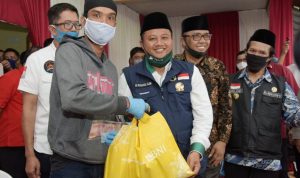 Uu Ruzhanul Dampingi Mensos RI Tinjau Distribusi Bansos di Garut