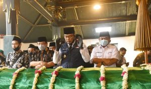 Ridwan Kamil Lakukan Takziah ke Keraton Kasepuhan