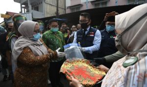 Ridwan Kamil Bagi-bagi Masker di Pasar Cisarua Bogor