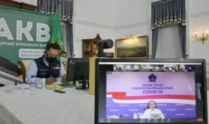 Gubernur Jabar Ridwan Kamil Catat Pesan Presiden Tanggulangi COVID-19