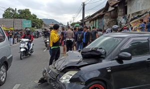 Ugal-ugalan, Mobil Suzuki Swift Hantam Pesepeda, Pejalan Kaki, Warung Baso Juga Bengkel