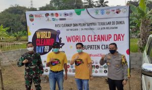 Bupati Ciamis dan Komunitas Membersihkan Sampah di Sungai Cipali