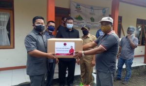 DPC PDI-P Garut Salurkan Seribu Masker di Daerah PSBM