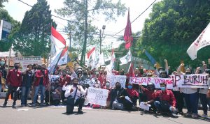 Mahasiswa dan Buruh Kecewa pada DPRD Garut