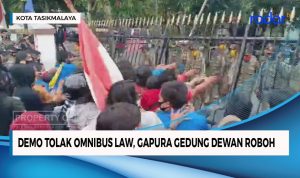 Demo Tolak Omnibus Law, Gapura Gedung DPRD Kota Tasik Roboh