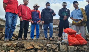 Rumah Abah Ook Ludes Terbakar, DPC PDI Perjuangan Garut Gotong Royong Ringankan Korban