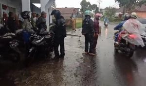 Gubrak, Suami Istri Jatuh Karena Masuk Lubang