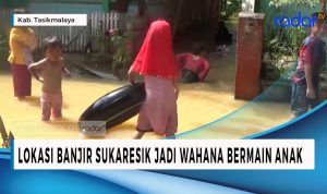 Banjir Sukaresik Jadi Wahana Bermain Anak