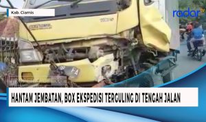 Hantam Jembatan, Mobil Box Ekspedisi Terguling