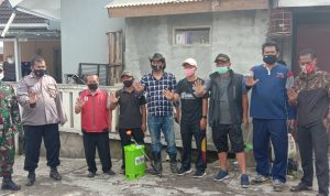 Warga Perum Bayongbong Asri Lakukan Penyemprotan Disinfektan