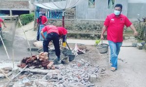 DPC PDI Perjuangan Garut Ikut Gotong Royong Bangun Rumah Abah Ook Korban Kebakaran